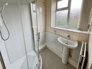 Shower room- click for photo gallery
